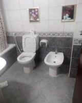 Ducha y bañera combinadas, zapatillas, toallas y jabón