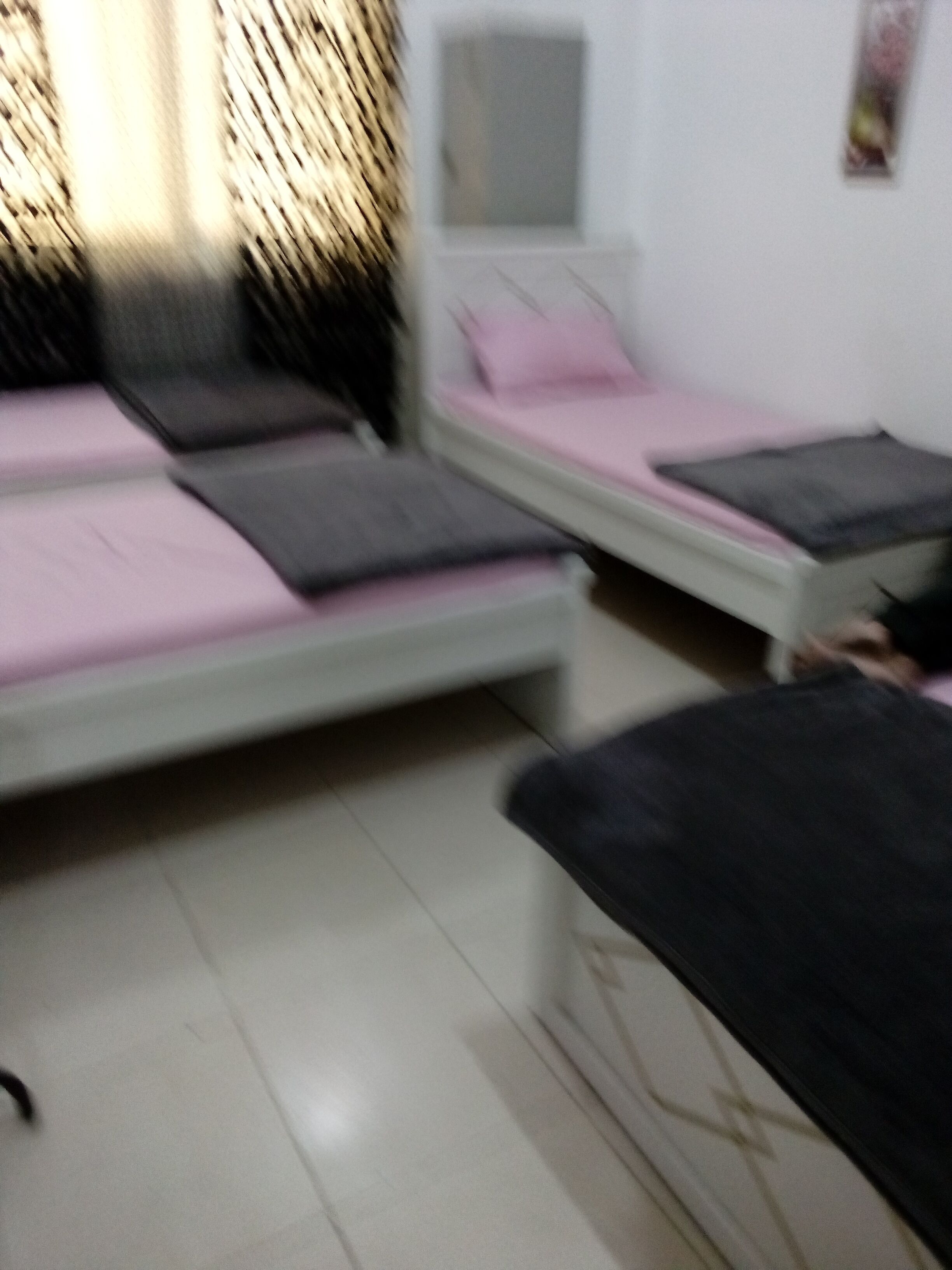 Escritorio y espacio para trabajar con laptop 