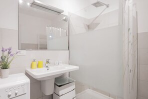 Douche, sèche-cheveux, bidet, serviettes fournies