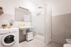 Shower, hair dryer, bidet, towels - Easylife - Stylish flat with terrace (Milano)