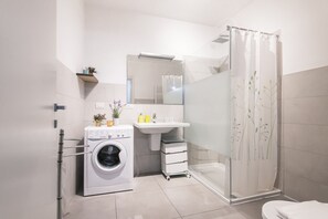 Dusche, Haartrockner, Bidet, Handtücher
