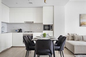 Dining - Amazing 2br with a lagoon view in Creek Harbour (Dubai)