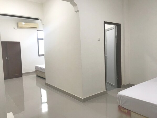 Standard Double Room | Bed sheets - Hotel O Udayana Guesthouse Syariah (Sentul City)