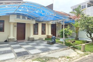 Front of property - Hotel O Udayana Guesthouse Syariah (Sentul City)