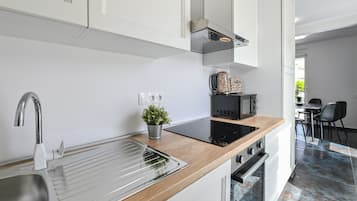 Fridge, oven, stovetop, dishwasher