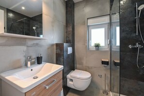 Dusche, Haartrockner, Handtücher, Seife
