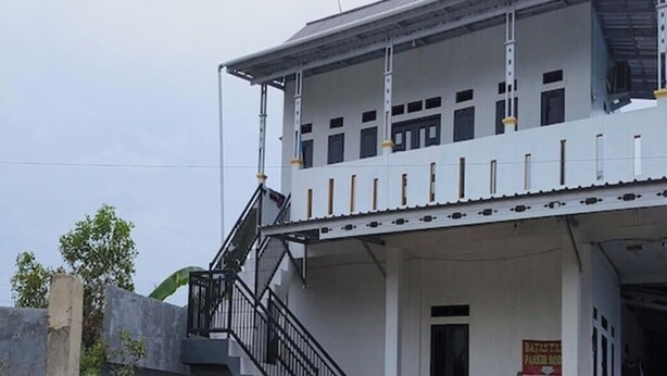 A two-story building with a balcony and a staircase. - Hotel O Penginapan Al-asharNearWarung Acil Ubai (Boemirata)