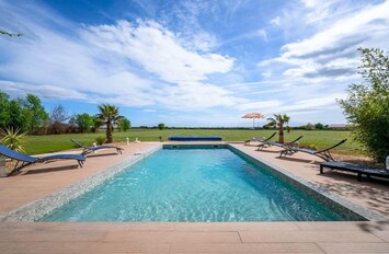 Location vacances MOULÈS, maison à louer tout confort piscine 10 personnes. Réservation en ligne avec Plaisirs & Maisons de Provence
