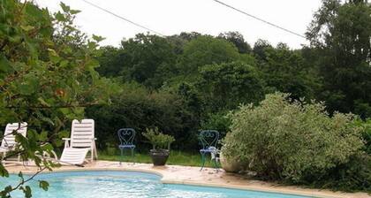 Chalet familial avec piscine et animaux, 5 pers., terrasse couverte, proche de Montluçon et Gannat