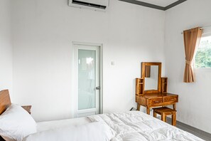 Desk, free WiFi, bed sheets - Belvilla Sacred Retreat Pandawa Beach (Nusa Dua)