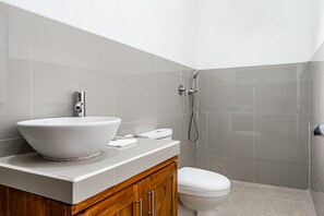 Estudio Deluxe | Baño | Ducha y jabón