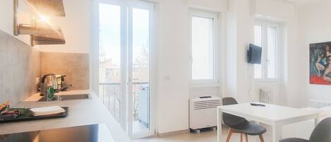 Een koelkast, een kookplaat, een koffiezetapparaat/waterkoker