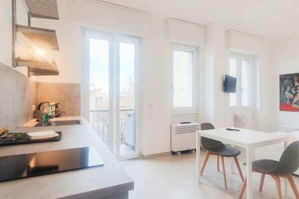 Fridge, stovetop, coffee/tea maker - BnButler - 48 Monza Ave. (Milano)