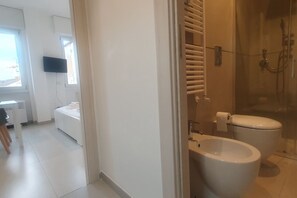 Chuveiro, secador de cabelo, bidê, toalhas de banho