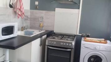 Kühlschrank, Mikrowelle, Ofen, Herdplatte