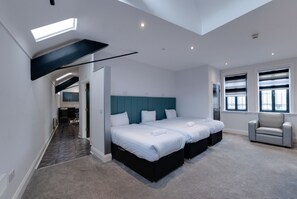 Iron/ironing board, free WiFi, bed sheets - Temple Court Cavern Quarter Apartments (Liverpool)