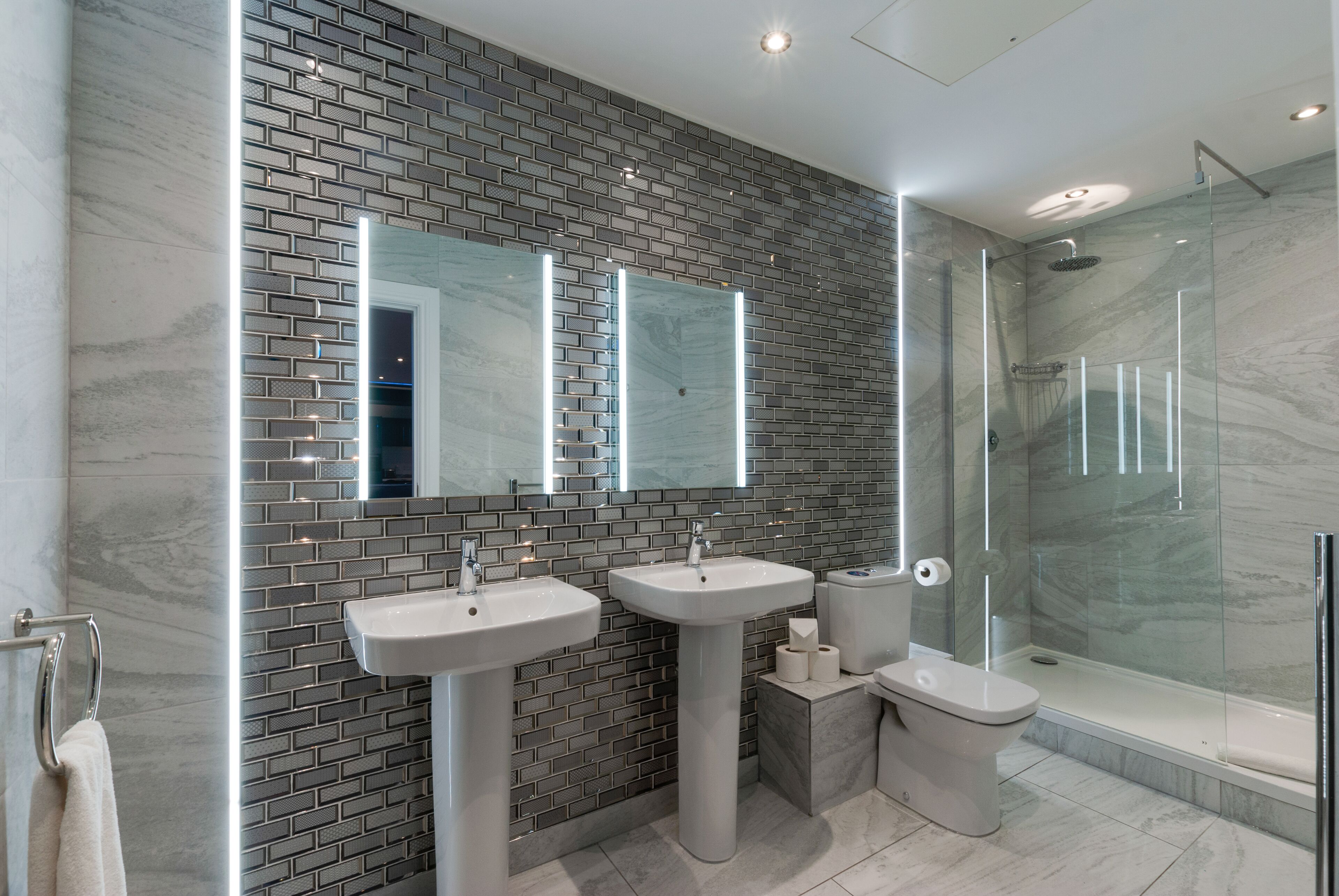 Appartamento Deluxe | Bagno | Doccia, soffione a pioggia, asciugacapelli, asciugamani