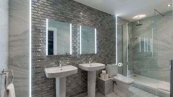 Appartamento Deluxe | Bagno | Doccia, soffione a pioggia, asciugacapelli, asciugamani