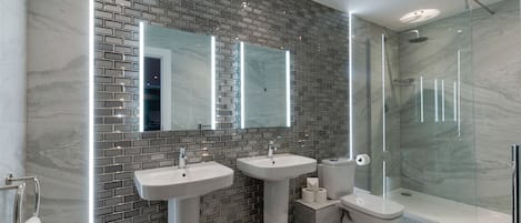 Appartement Deluxe | Salle de bain | Douche, douche cascade, séchoir à cheveux, serviettes fournies