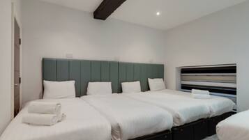 Classic Apartment | Bathroom | Shower, rainfall showerhead, hair dryer, towels