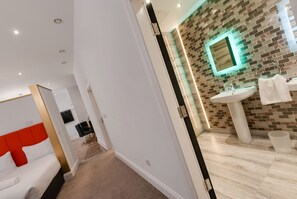 Premier-huoneisto | Kylpyhuone | Suihku, sadesuihkupää, hiustenkuivaaja, pyyhkeet