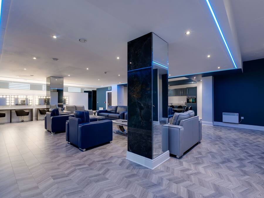 Tabla de planchar con plancha, wifi gratis y ropa de cama