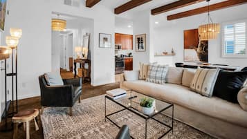 TV, peis og kontorer