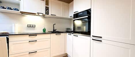 Frigorífico, horno, placa de cocina y lavavajillas