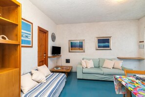 21-inch flat-screen TV with cable channels - Piazzetta Trilo Porto 30m From The Beach (Loiri Porto San Paolo)