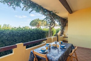 Outdoor dining - Piazzetta Trilo Porto 30m From The Beach (Loiri Porto San Paolo)