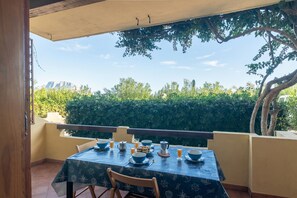 Outdoor dining - Piazzetta Trilo Porto 30m From The Beach (Loiri Porto San Paolo)