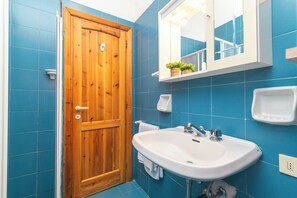 Regadera, bidet, toallas, jabón 