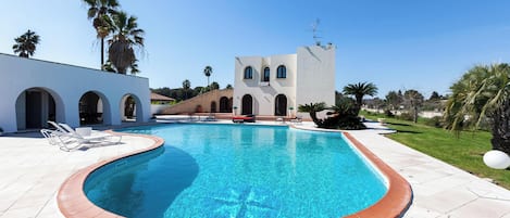 Een seizoensgebonden buitenzwembad