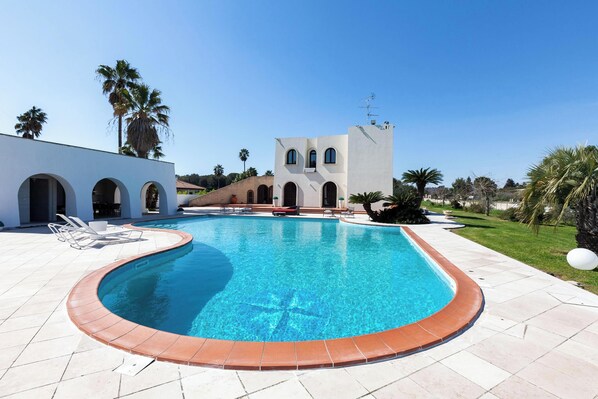 Piscine extérieure (ouverte en saison)