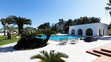 Piscine extérieure (ouverte en saison)