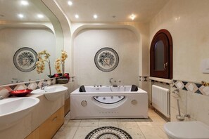 シャワー付き浴槽、ヘアドライヤー、ビデ、タオル