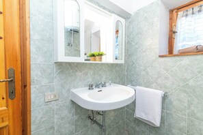 Shower, bidet, towels, soap - Piazzetta Mono Porto 50m From The Beach (Loiri Porto San Paolo)