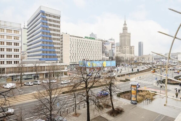 Un hôtel au design moderne, avec de nombreux étages et une enseigne bien visible indiquant « HÔTEL METROPOL ».