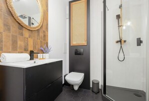 Shower, hair dryer, shampoo