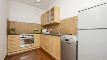 Fridge, oven, stovetop, dishwasher