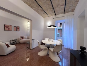 36-inch flat-screen TV with cable channels - Lussuoso appartamento vicino al Colosseo (Rome)