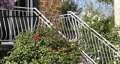 Maison de meuliÚre prÚs de Paris avec jardin, cheminée et tout confort inclus