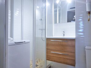 Bathroom - Cozy 1BR Apartment with Loggia, Steps from the Beach in Bormes-les-Mimosas (Bormes-les-Mimosas)