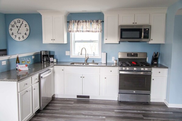 Refrigerador, microondas, horno y parrilla de estufa