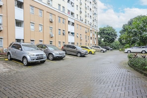 Parking - OYO 93645 Akasia Budget (Promong)