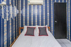 Deluxe Double Room | Desk, bed sheets