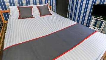 Deluxe Double Room | Desk, bed sheets
