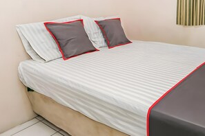 Deluxe Double Room | Desk, bed sheets