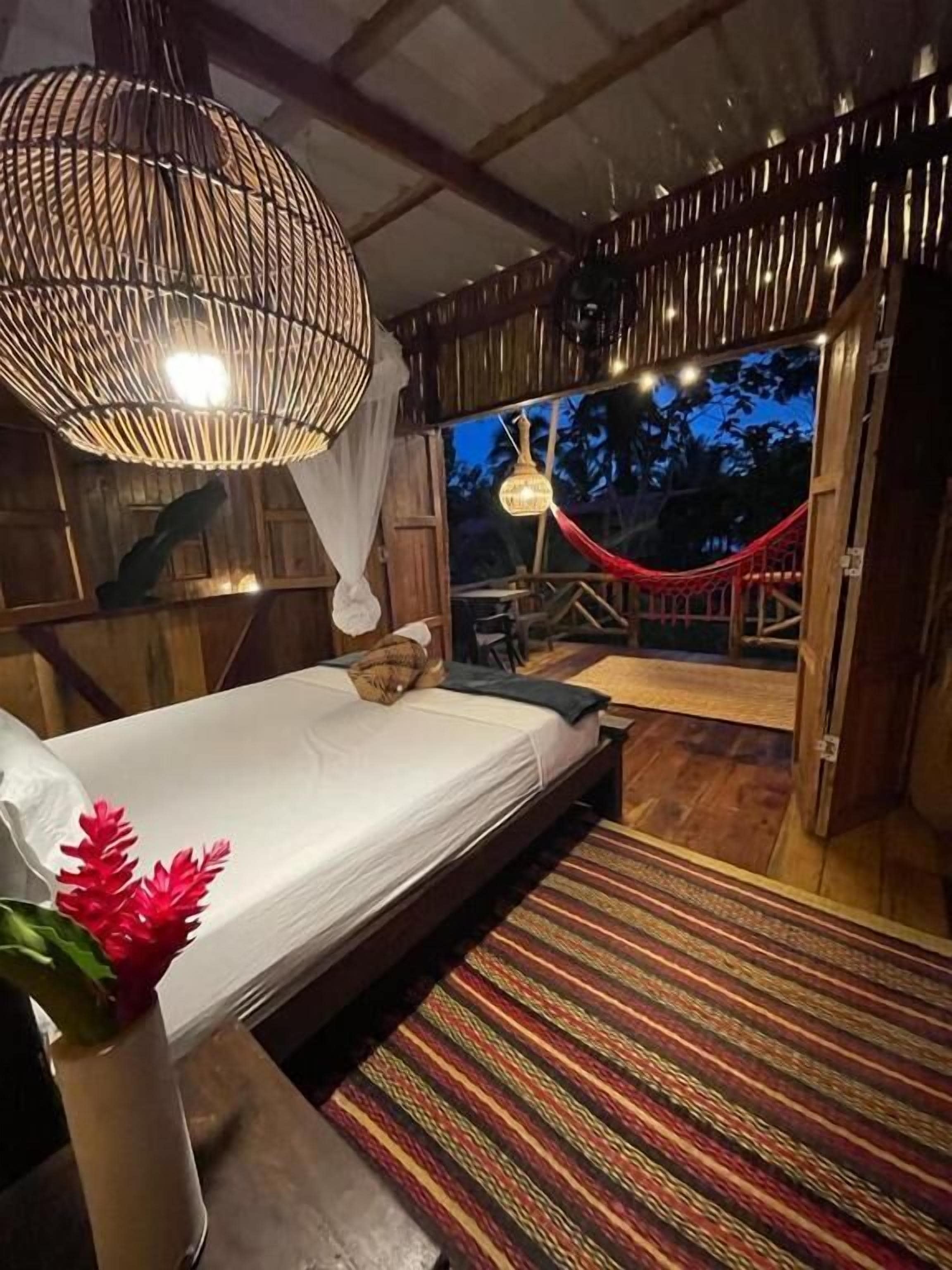 Deluxe-bungalow | Tallelokero huoneessa, ilmainen Wi-Fi, vuodevaatteet