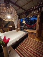 Bungalow Deluxe | Caja fuerte, wifi gratis, ropa de cama